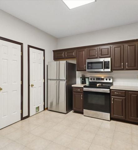 2162 Ridgeview Circle, Clive, IA 50325