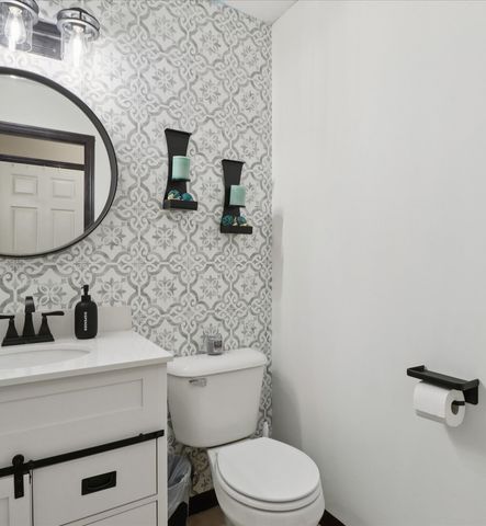 2162 Ridgeview Circle, Clive, IA 50325