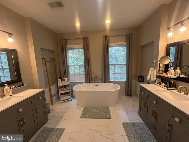 7443 CARRIAGE HILLS DR, Mclean, VA 22102