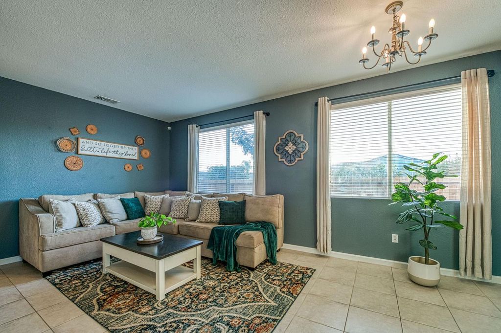 Image 10 of property listing at 588 Peach Drive, Chowchilla, CA 93610