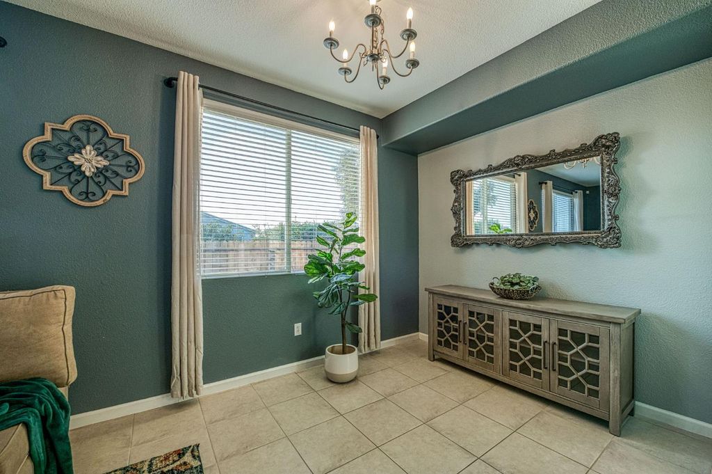 Image 11 of property listing at 588 Peach Drive, Chowchilla, CA 93610