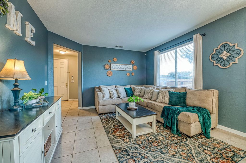Image 13 of property listing at 588 Peach Drive, Chowchilla, CA 93610