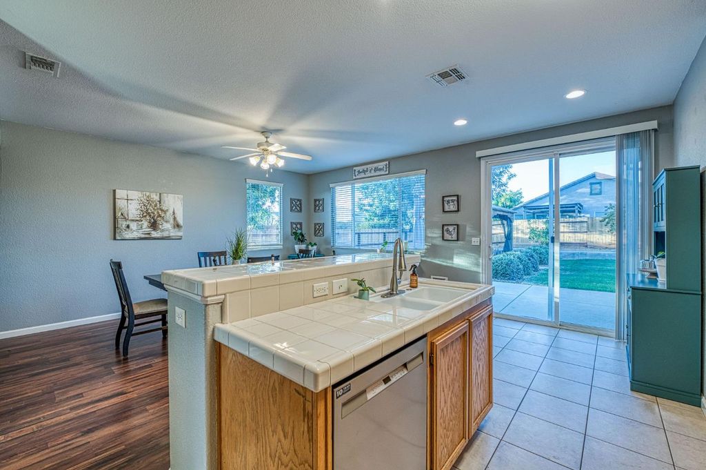 Image 16 of property listing at 588 Peach Drive, Chowchilla, CA 93610