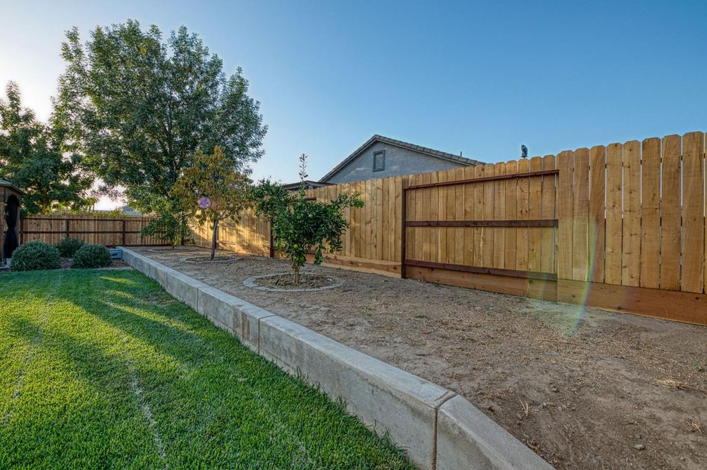 Image 43 of property listing at 588 Peach Drive, Chowchilla, CA 93610