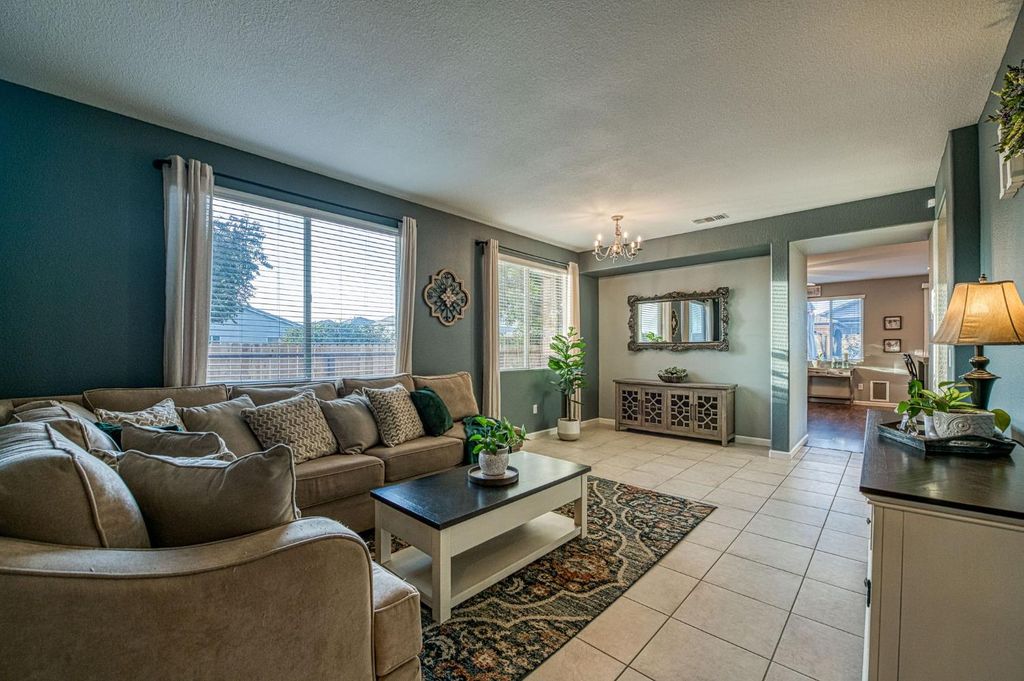 Image 9 of property listing at 588 Peach Drive, Chowchilla, CA 93610