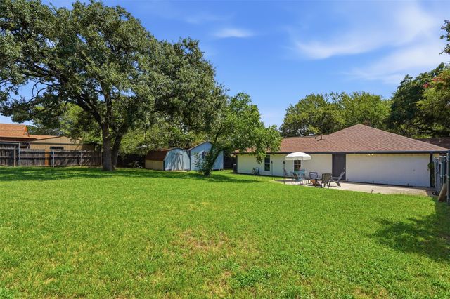 700 Highland Crest Drive, Hurst, TX 76054