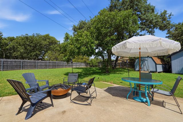 700 Highland Crest Drive, Hurst, TX 76054