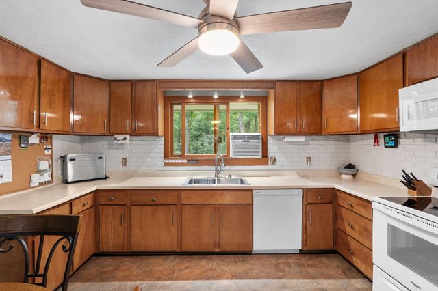 225 Taylor Rd, Stow, MA 01775