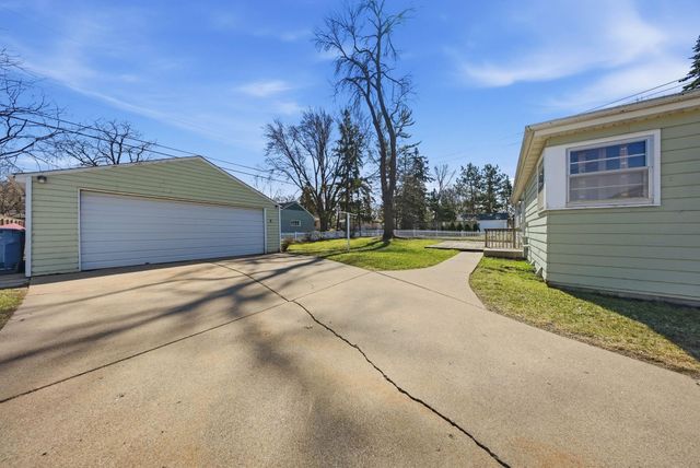 3016 Perry Avenue N, Golden Valley, MN 55422