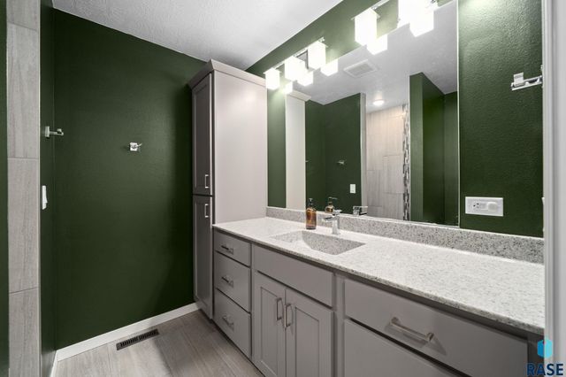 2412 E Stewart Ln Lane, Brandon, SD 57005