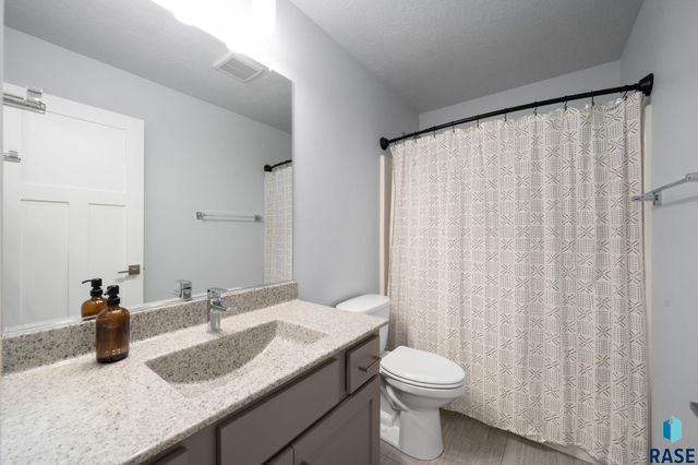 2412 E Stewart Ln Lane, Brandon, SD 57005