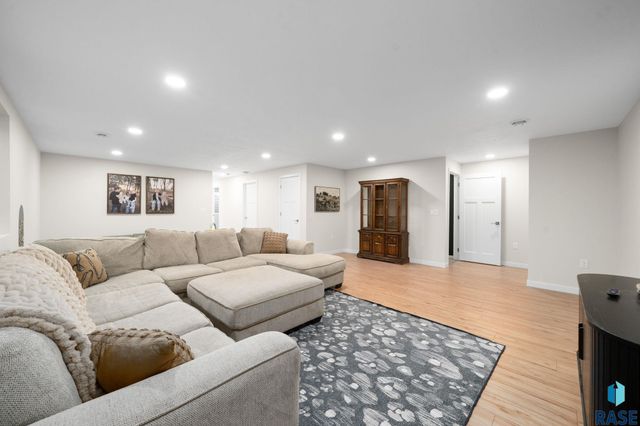 2412 E Stewart Ln Lane, Brandon, SD 57005