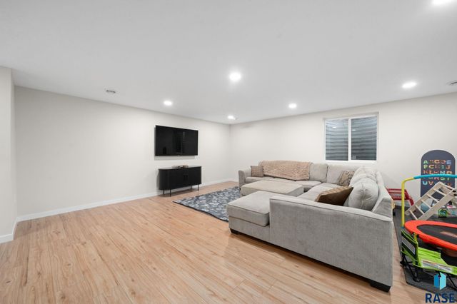 2412 E Stewart Ln Lane, Brandon, SD 57005