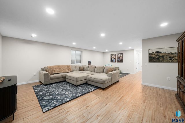 2412 E Stewart Ln Lane, Brandon, SD 57005