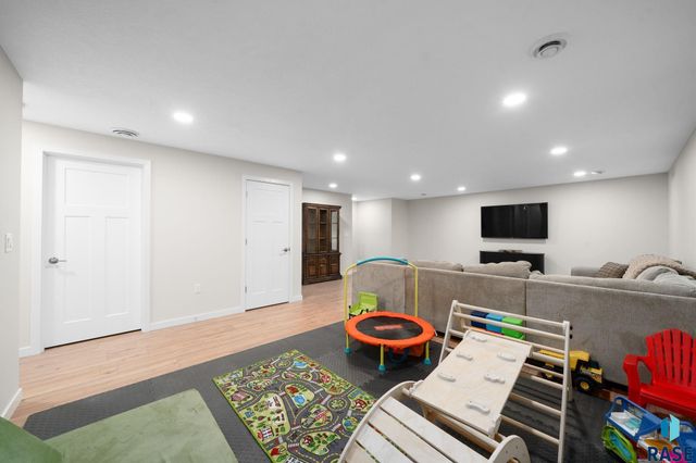 2412 E Stewart Ln Lane, Brandon, SD 57005