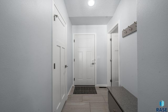 2412 E Stewart Ln Lane, Brandon, SD 57005