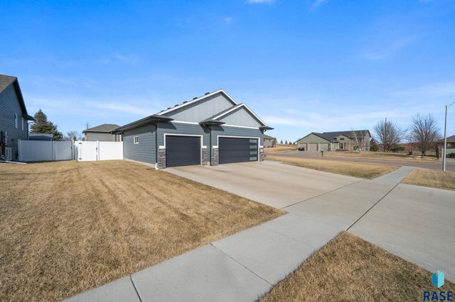 2412 E Stewart Ln Lane, Brandon, SD 57005
