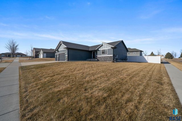 2412 E Stewart Ln Lane, Brandon, SD 57005