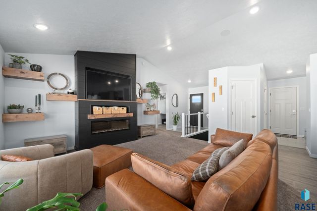 2412 E Stewart Ln Lane, Brandon, SD 57005