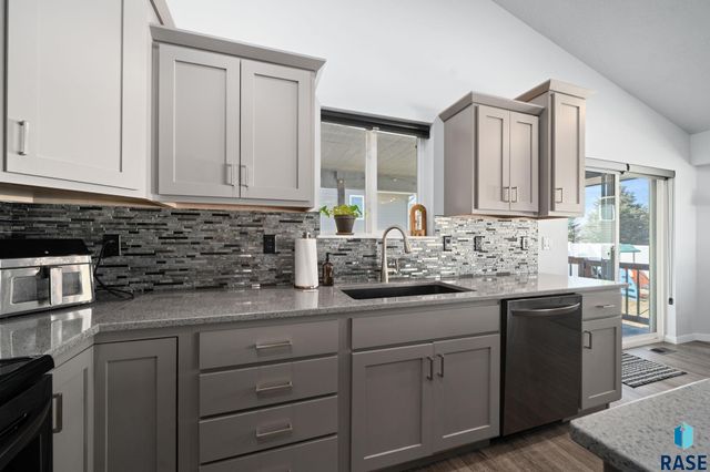 2412 E Stewart Ln Lane, Brandon, SD 57005