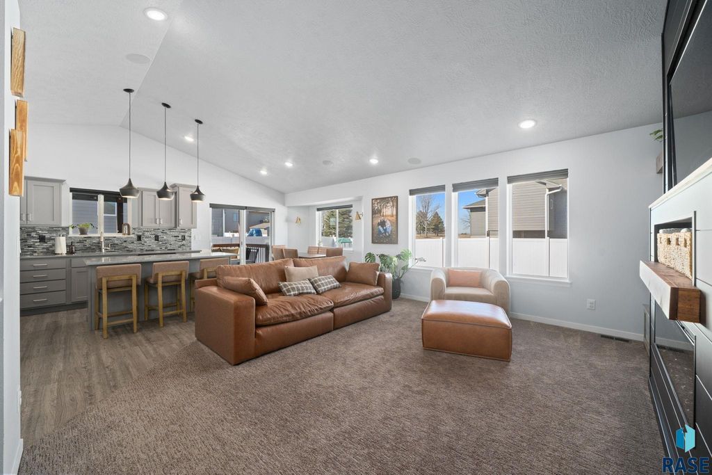 2412 E Stewart Ln Lane, Brandon, SD 57005