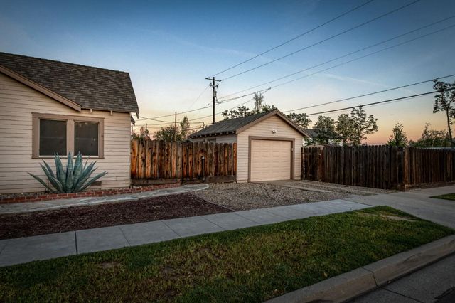 1104 E Fedora Avenue, Fresno, CA 93704