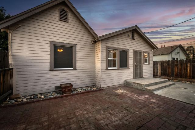 1104 E Fedora Avenue, Fresno, CA 93704