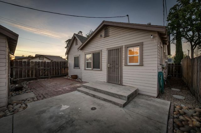 1104 E Fedora Avenue, Fresno, CA 93704