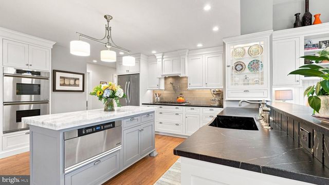 1 COUNTRY CLUB LN, Doylestown, PA 18901