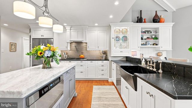 1 COUNTRY CLUB LN, Doylestown, PA 18901
