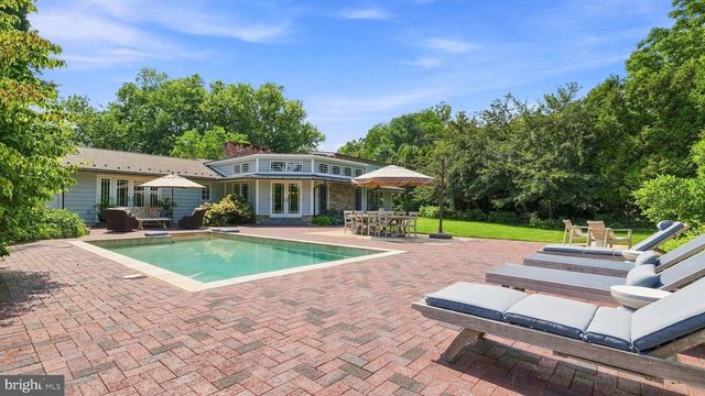 1 COUNTRY CLUB LN, Doylestown, PA 18901