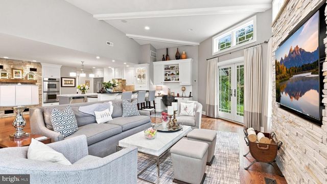 1 COUNTRY CLUB LN, Doylestown, PA 18901