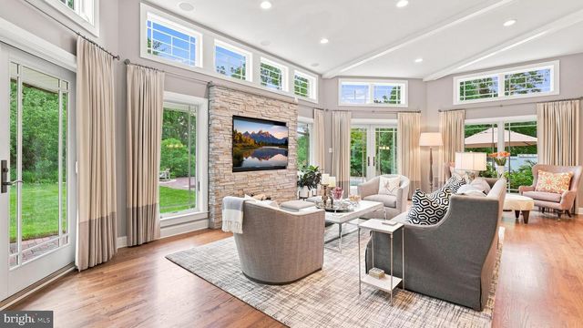 1 COUNTRY CLUB LN, Doylestown, PA 18901