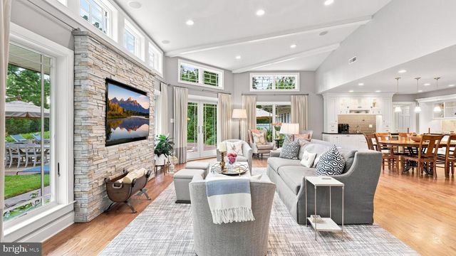 1 COUNTRY CLUB LN, Doylestown, PA 18901