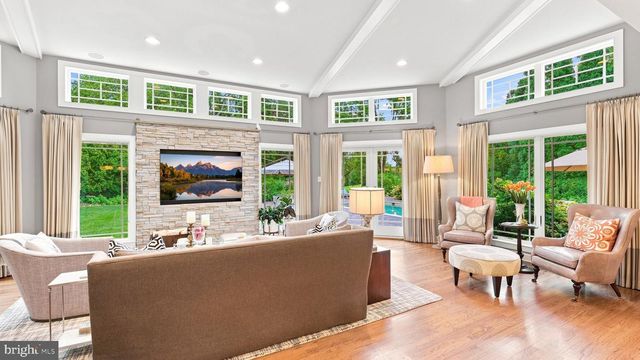 1 COUNTRY CLUB LN, Doylestown, PA 18901