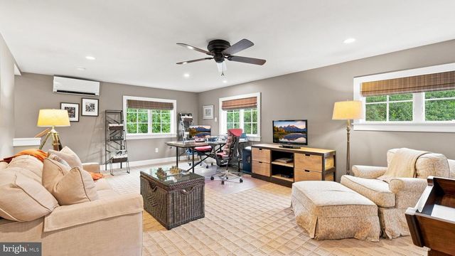 1 COUNTRY CLUB LN, Doylestown, PA 18901