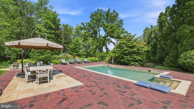 1 COUNTRY CLUB LN, Doylestown, PA 18901