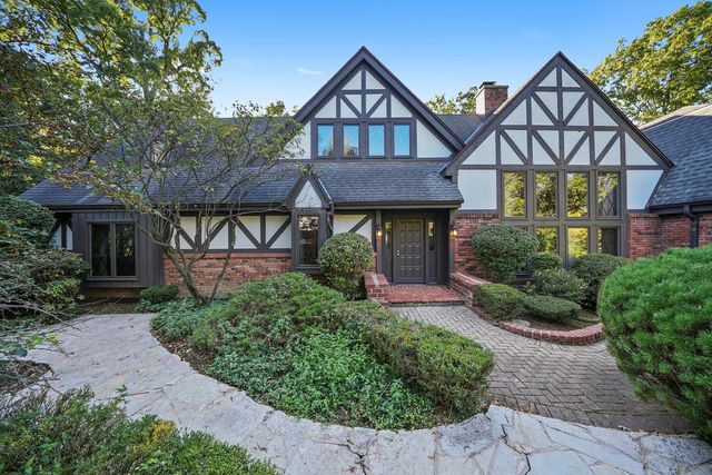 23W121 Kings Court, Glen Ellyn, IL 60137