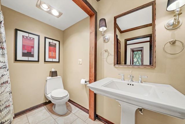 23W121 Kings Court, Glen Ellyn, IL 60137