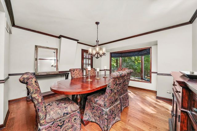 23W121 Kings Court, Glen Ellyn, IL 60137