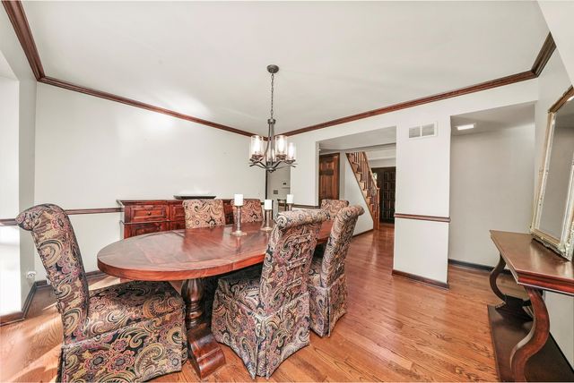 23W121 Kings Court, Glen Ellyn, IL 60137