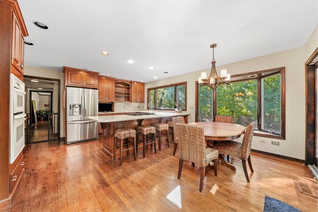 23W121 Kings Court, Glen Ellyn, IL 60137