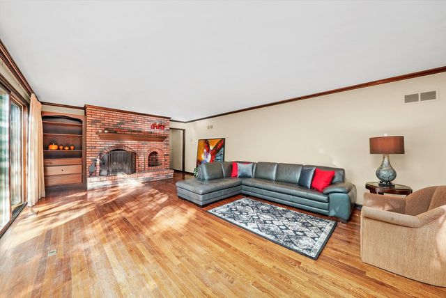 23W121 Kings Court, Glen Ellyn, IL 60137