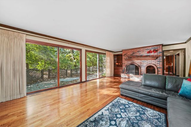 23W121 Kings Court, Glen Ellyn, IL 60137