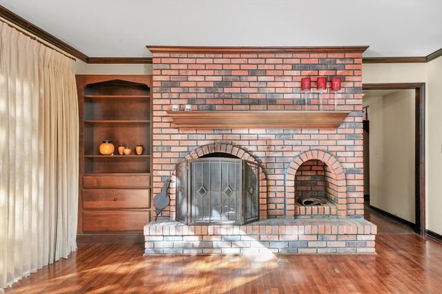 23W121 Kings Court, Glen Ellyn, IL 60137