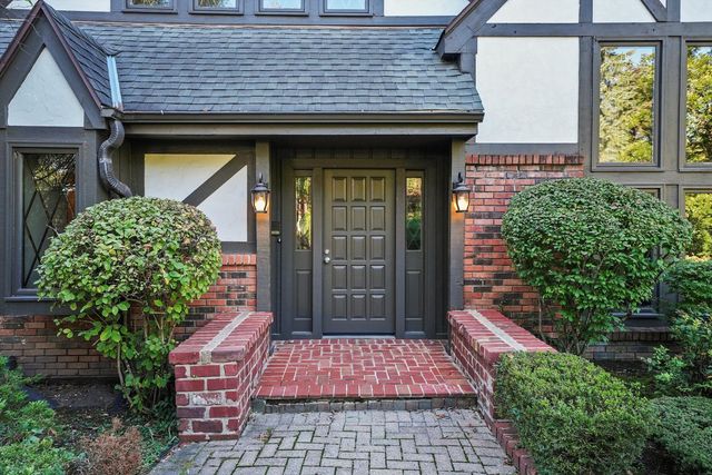 23W121 Kings Court, Glen Ellyn, IL 60137