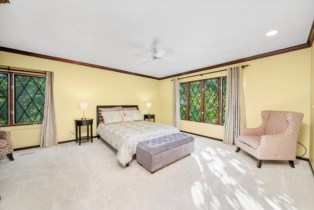 23W121 Kings Court, Glen Ellyn, IL 60137