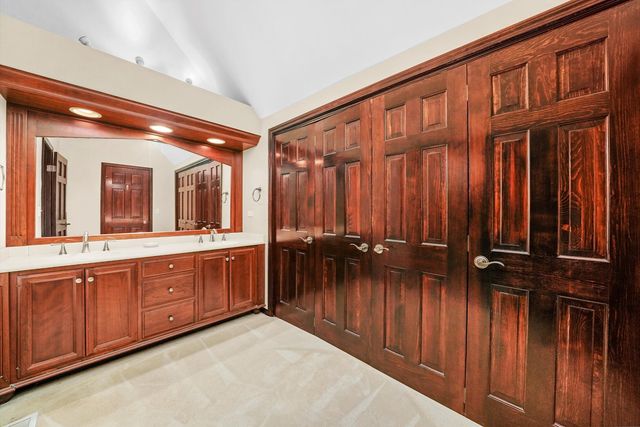 23W121 Kings Court, Glen Ellyn, IL 60137