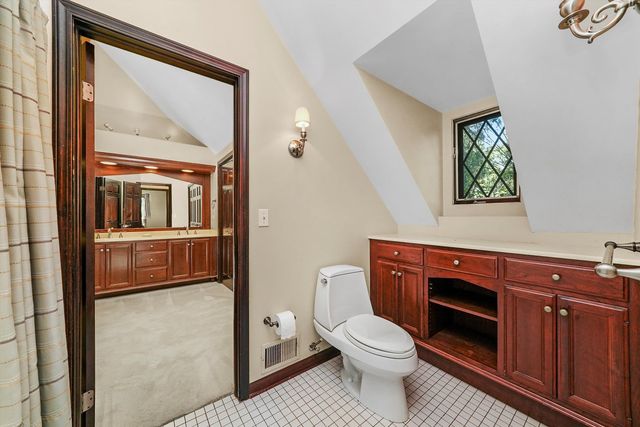 23W121 Kings Court, Glen Ellyn, IL 60137