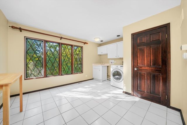 23W121 Kings Court, Glen Ellyn, IL 60137